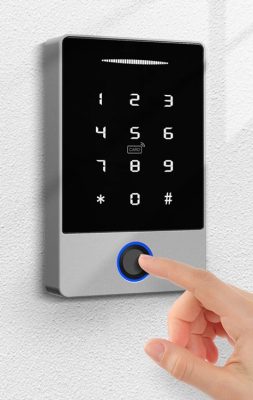 El teclado control de acceso TTLOCK dispone de un sensor biometrico de huella